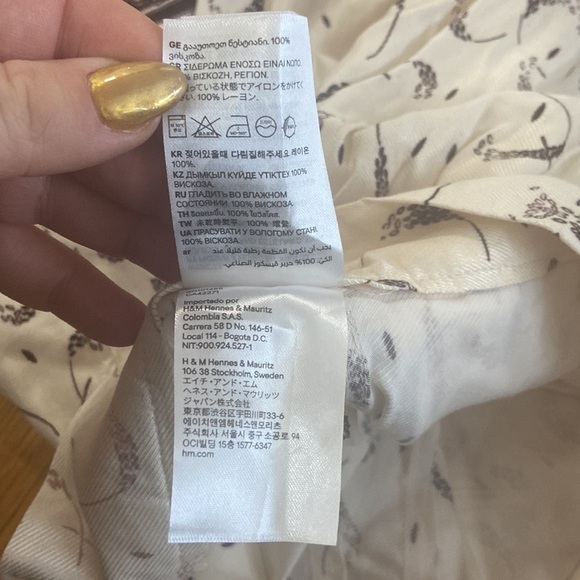 Women’s H&M shorts. Ivory and brown.  Size 2 - Picture 7 of 7